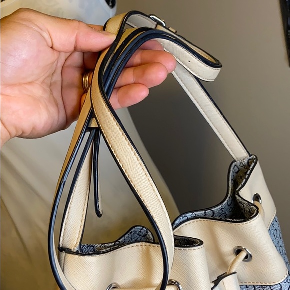 Guess -monogram -drawstring bucket bag- beige/grey - Picture 6 of 8